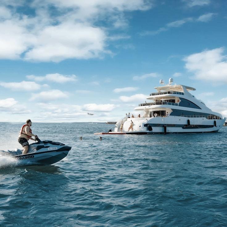 Opulent dining on water